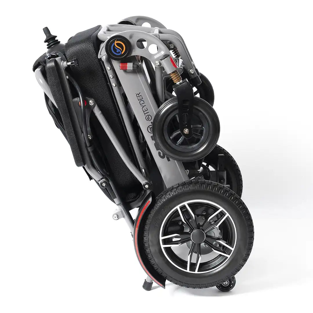 Vista de la silla eléctrica spa rx plegada con ruedas traseras grandes para mejor tracción y estabilidad en exteriores dortomedical