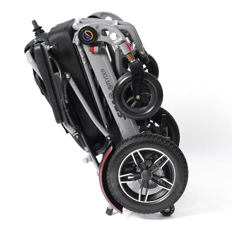 Vista de la silla eléctrica spa rx plegada con ruedas traseras grandes para mejor tracción y estabilidad en exteriores dortomedical