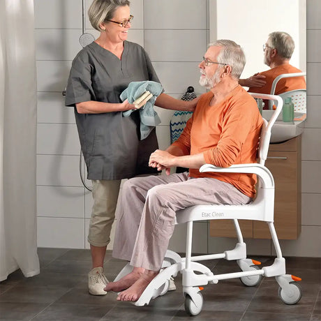 Silla para ducha y WC clean que facilita a mantener la higiene diaria del usuario dortomedical