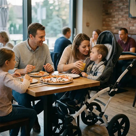 Familia cenando en restaurante con la silla PCI infantil con asiento orientable en sentido contrario a la marcha para una mayor versatilidad de uso dortomedical