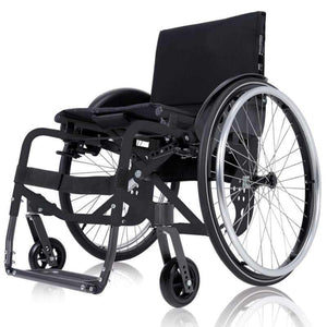 Silla de ruedas ligera compatible con handbike TIBODA, diseñada para usuarios activos con protección lateral para ropa dortomedical