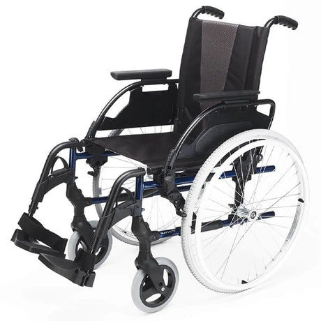 Vista inclinada de la famosa silla de ruedas ligera breezy style que garantiza un manejo seguro y estable aportando máxima autonomía y confianza dortomedical