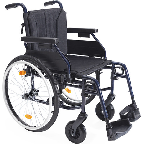 Detalle del eje trasero Quick Release de la silla de aluminio; permite extraer las ruedas de 24" pulsando un botón para facilitar el transporte dortomedical