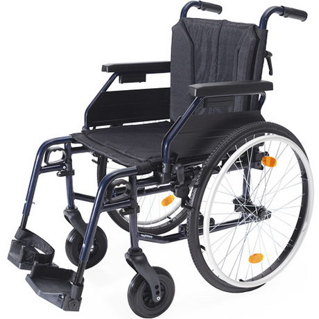 Silla de ruedas de aluminio con respaldo regulable en tensión mediante velcro y altura ajustable, diseñada para una postura estable y ergonómica dortomedical