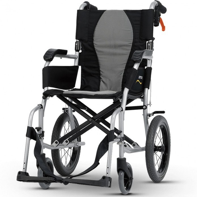 Silla de ruedas Karma Ergo Lite 2 de aluminio ultraligero plegada para fácil transporte dortomedical
