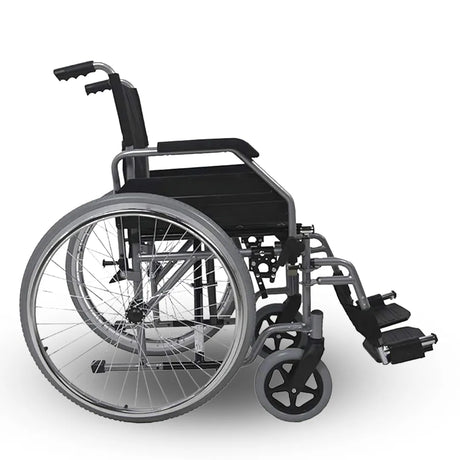 Vista lateral derecho de la Silla de ruedas con ruedas traseras de 600 mm antipinchazos y frenos de seguridad integrados de Dortomedical.