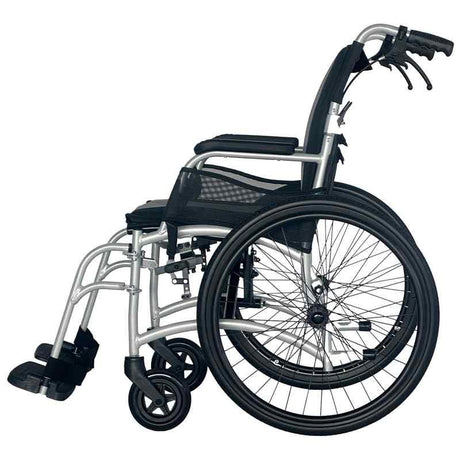 Vista lateral de la silla de ruedas mostrando el sistema de eje de extracción rápida (Quick Release) y neumáticos de gran durabilidad dortomedical