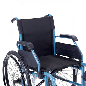 Detalle del eje Quick Release de extracción rápida y el freno de estacionamiento de la silla autopropulsable, mostrando la facilidad para quitar las ruedas dortomedical