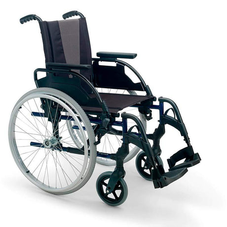 Silla de ruedas autopropulsable con ruedas grandes que se extraen fácilmente gracias al quick release incorporado de serie dortomedical
