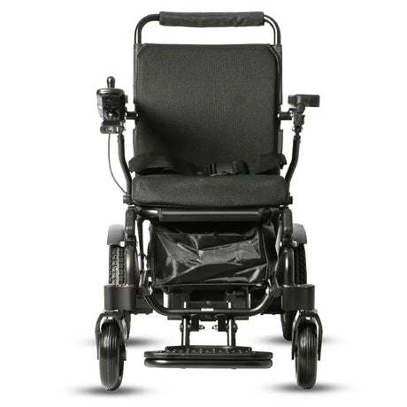 Vista frontal de la silla de ruedas eléctrica para adultos con cinturón para una mayor seguridad durante el trayecto dortomedical