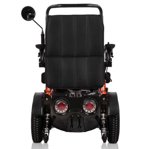 Parte trasera de la silla destacando las ruedas todoterreno de 35 cm de diámetro y el compartimento para 2 baterías de gel de 55 Ah que ofrecen hasta 50 km de autonomía dortomedical