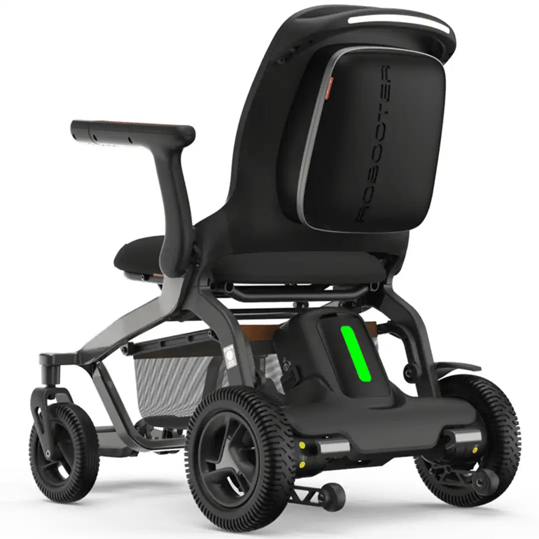 Perspectiva trasera de la silla de ruedas con conectividad Bluetooth para control remoto mediante App móvil y bolsillo trasero integrado dorotmedical