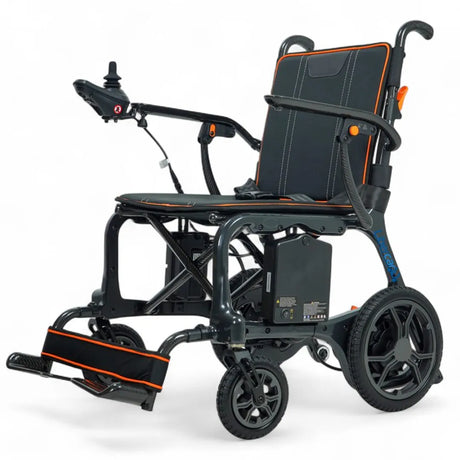 Vista general de la silla eléctrica de color gris oscuro con detalles en naranja, fabricada en magnesio y fibra de carbono para una alta resistencia dortomedical