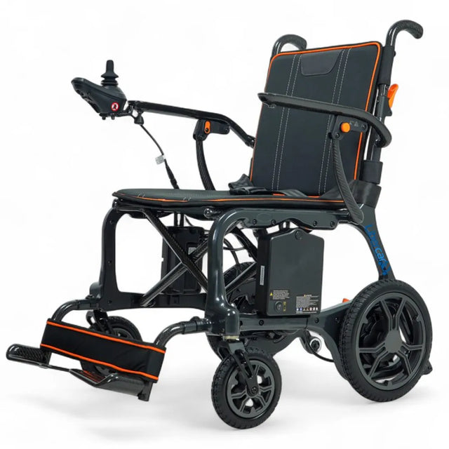 Vista general de la silla eléctrica de color gris oscuro con detalles en naranja, fabricada en magnesio y fibra de carbono para una alta resistencia dortomedical