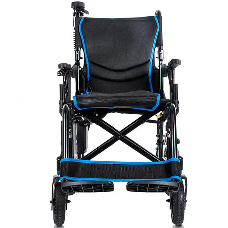 Silla de ruedas versátil con diseño limpio; su motorización oculta en las ruedas traseras mantiene la estética de una silla manual convencional dortomedical