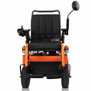 Vista frontal completa de la silla de ruedas con un ancho compacto de 64 cm; incluye kit de luces LED e intermitentes integrados para una conducción segura dortomedical