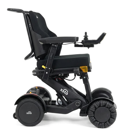 Vista lateral de la silla de ruedas eléctrica plegable M4PRO con sistema de basculación eléctrica para mejorar el confort y aliviar la presión corporal dortomedical