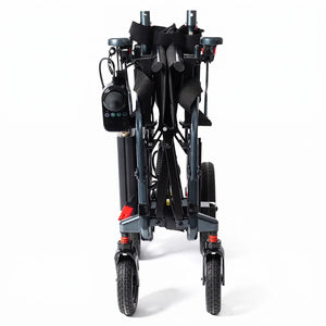 Vista plegada de la silla de ruedas eléctrica plegable Ilca con batería extraíble para una recarga por separado dortomedical