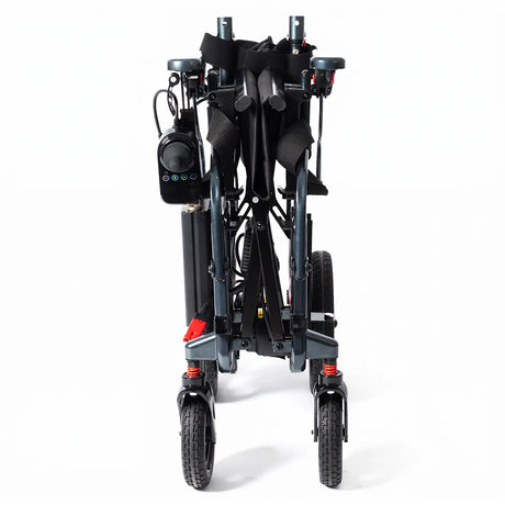 Vista plegada de la silla de ruedas eléctrica plegable Ilca con batería extraíble para una recarga por separado dortomedical