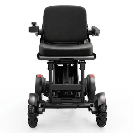 Vista frontal de la silla de ruedas eléctrica con tecnología Smart Balance que compensa el equilibrio en las inclinaciones del terreno dortomedical