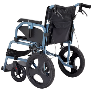 Vista trasera de silla de ruedas con doble sistema de freno (manual y en empuñaduras) y cinturón de seguridad de serie incluido dortomedical