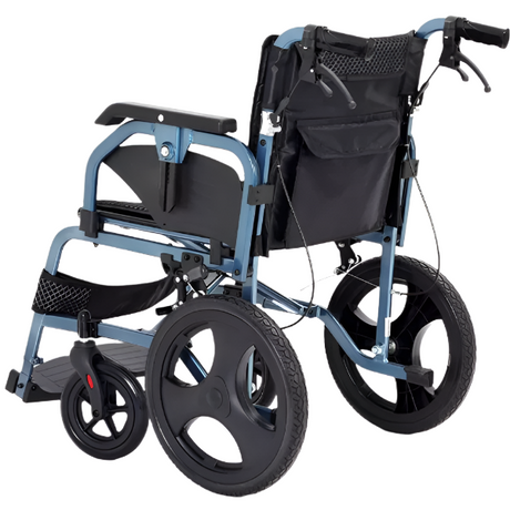Vista trasera de silla de ruedas con doble sistema de freno (manual y en empuñaduras) y cinturón de seguridad de serie incluido dortomedical