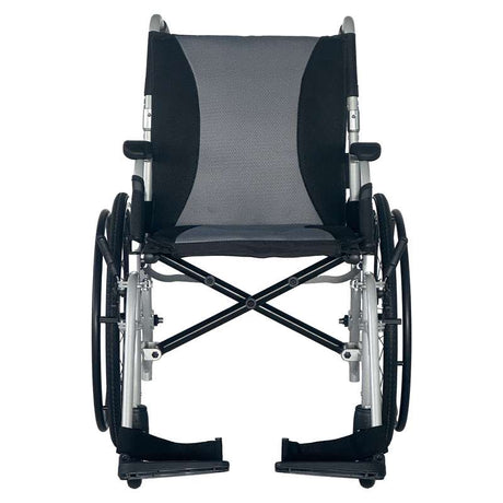 Vista frontal completa de silla de ruedas autopropulsable destacando el ancho de asiento y la estabilidad de las ruedas delanteras giratorias dortomedical