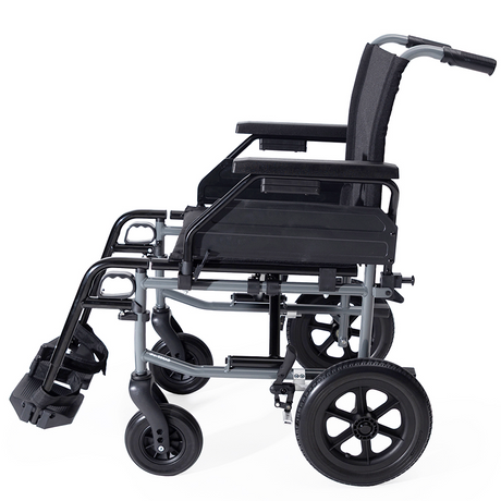 Vista lateral de la silla Gades Vario con ruedas traseras de 300 mm de PU y chasis de alta resistencia para uso intensivo dortomedical