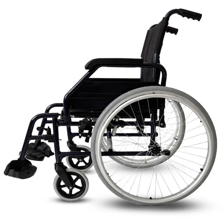 Vista lateral de la silla de ruedas ligera y resistente con chasis de aluminio dortomedical