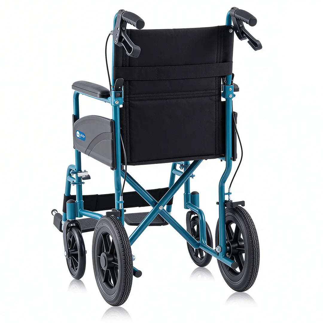 Vista trasera de la Silla de ruedas ligera con chasis de aluminio resistente que soporta hasta 130 kg de peso de Dortomedical.