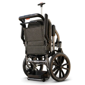 Vista plegada de la silla de ruedas ligera de traslado con estructura plegable y medidas compactas dortomedical
