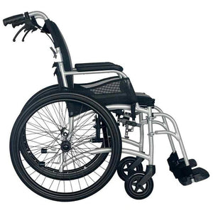 Perfil de silla de ruedas plegable con reposabrazos acolchados y reposapiés extraibles para facilitar el acceso del usuario dortomedical
