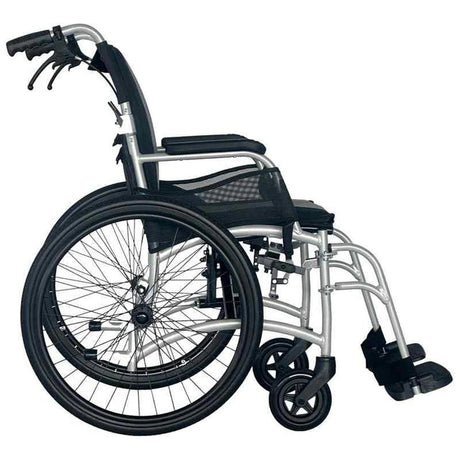 Perfil de silla de ruedas plegable con reposabrazos acolchados y reposapiés extraibles para facilitar el acceso del usuario dortomedical