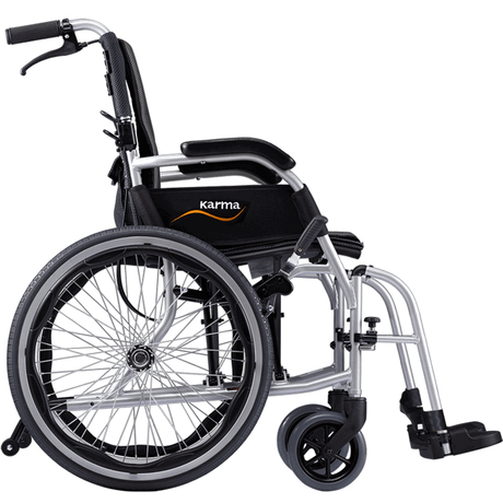 Vista lateral de la silla de ruedas con manetas de freno para el acompañante en la silla Karma Ergo Lite 2 para mayor seguridad dortomedical