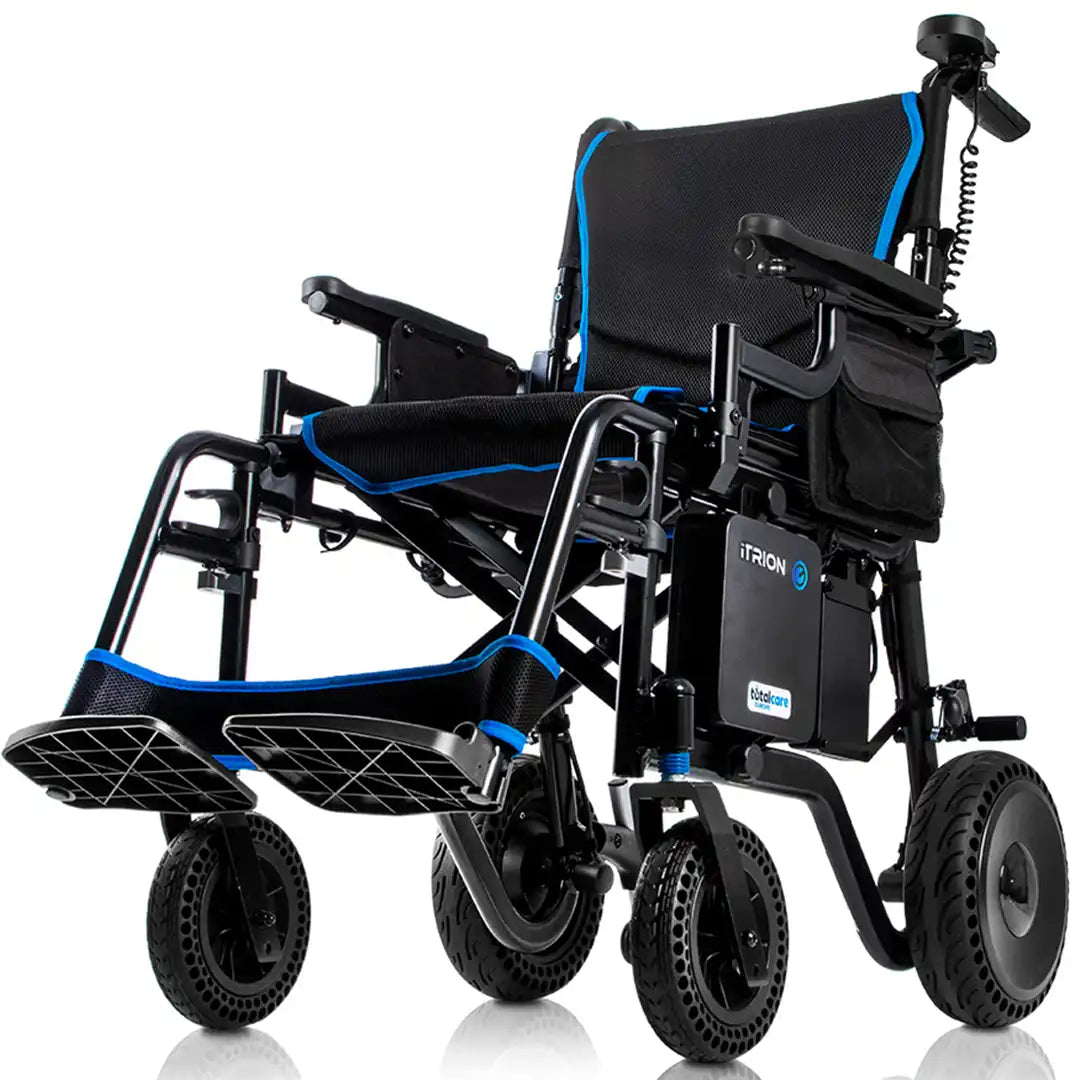Silla de ruedas de aluminio con motores integrados en las ruedas traseras; diseño ligero que facilita el empuje sin necesidad de kits externos pesados dortomedical