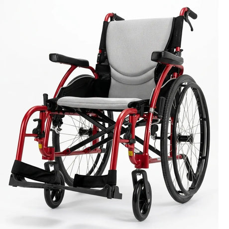 Silla de ruedas con piezas móviles en naranja para un manejo intuitivo por parte de cuidadores dortomedical