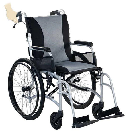 Vista en ángulo de silla de ruedas con aros de propulsión manual, diseño plegable para fácil transporte y reposapiés abatibles dortomedical