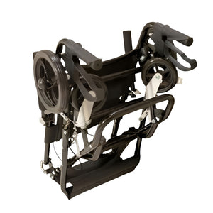 Silla de ruedas plegada de forma compacta con bolsa de transporte incluida, protegida contra suciedad y lista para llevar en el maletero del coche dortomedical
