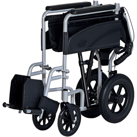 Silla de ruedas plegada de forma supercompacta con respaldo abatible, ideal para guardar en maleteros pequeños dortomedical