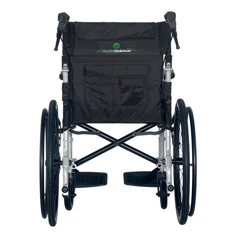 Vista trasera de silla de ruedas plegable con empuñaduras ergonómicas para acompañante y palancas de freno de estacionamiento dortomedical