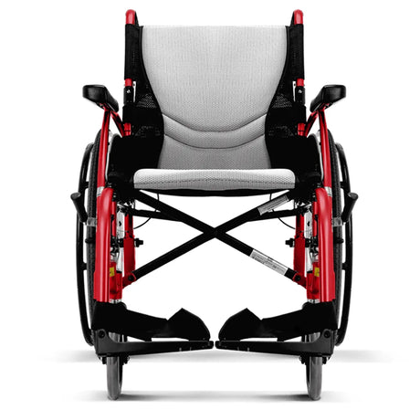 Silla de ruedas con reposabrazos abatibles para facilitar transferencias cómodas y seguras dortomedical