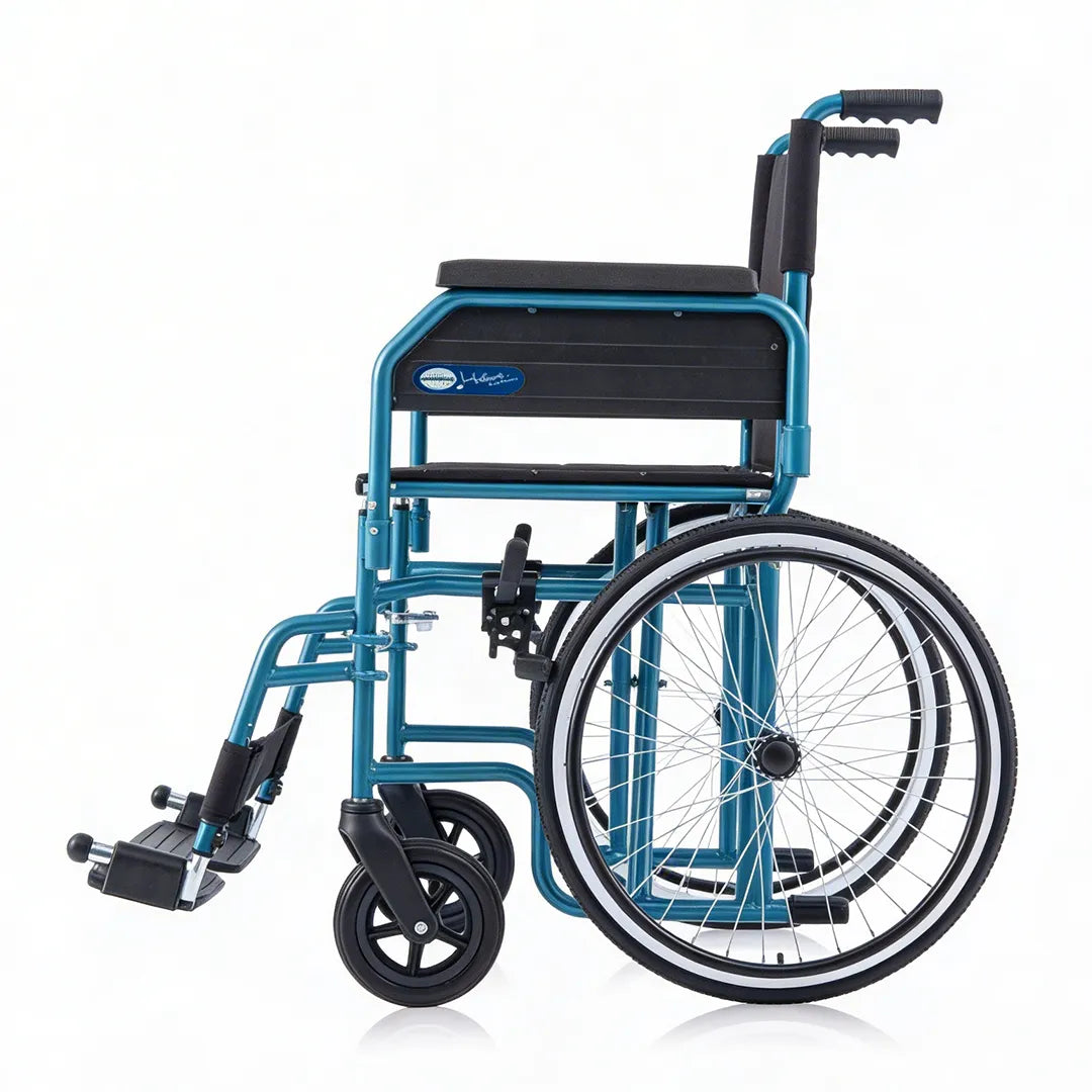Vista lateral de la Silla de ruedas con reposapiés extraíbles y regulables en longitud para una postura personalizada de Dortomedical.
