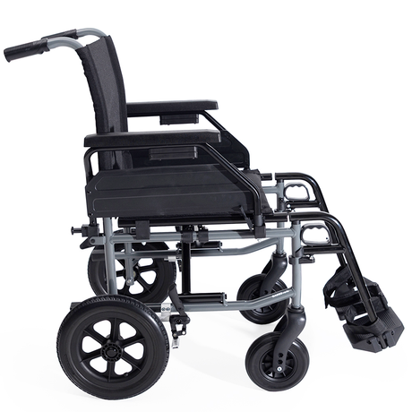 Perfil de silla de ruedas de traslado Gades Vario mostrando los reposabrazos regulables en altura y abatibles para transferencias dortomedical