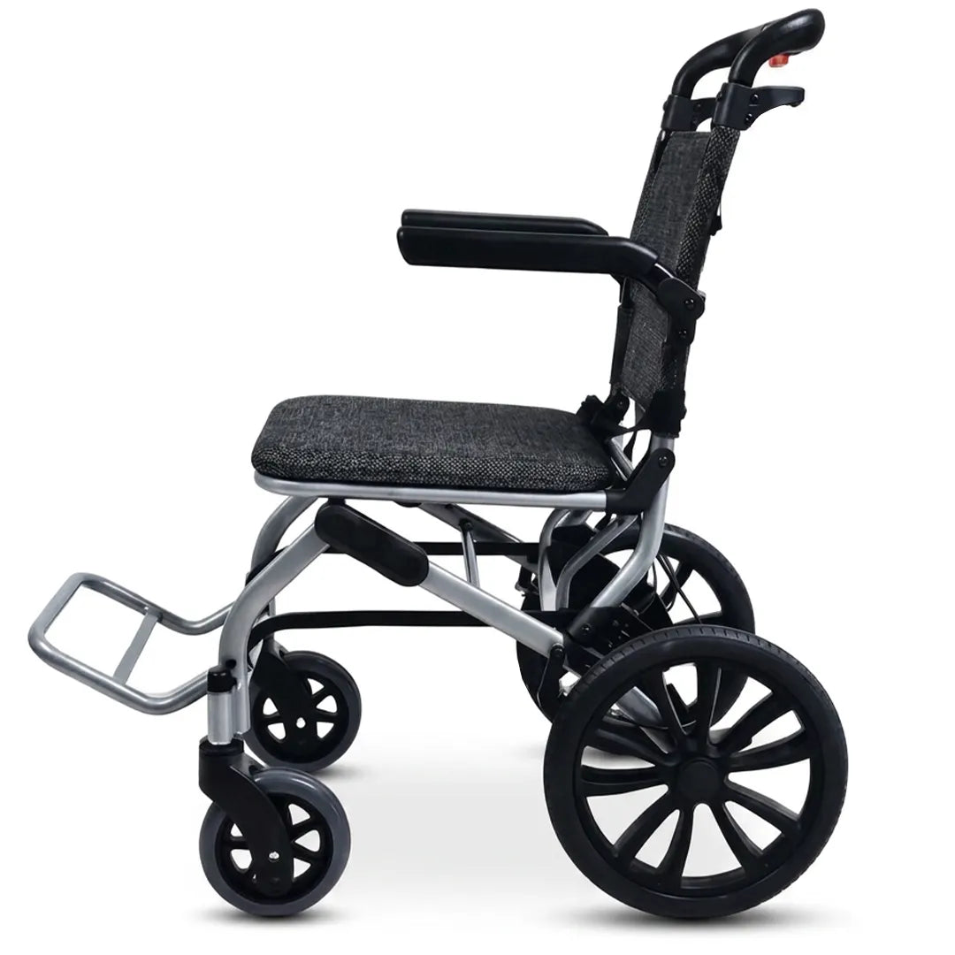 Vista lateral de la silla de ruedas de traslado plegable y ligera con formato compacto para un fácil transporte dortomedical