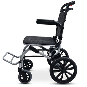 Vista lateral de la silla de ruedas de traslado plegable y ligera con formato compacto para un fácil transporte dortomedical