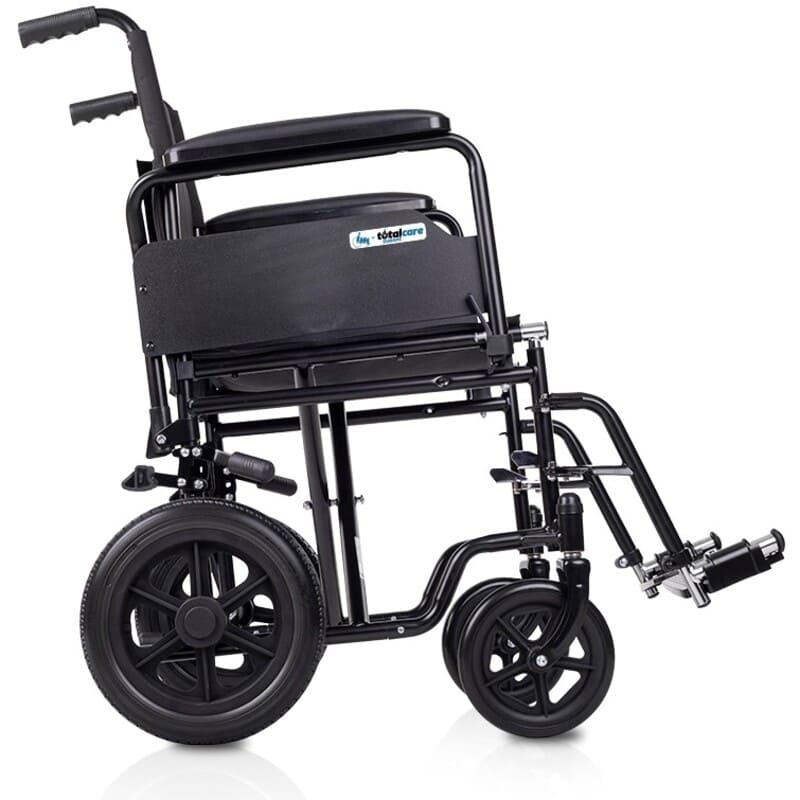 Perfil de silla de ruedas de traslado plegable mostrando las ruedas macizas resistentes a pinchazos y el sistema de plegado simple dortomedical