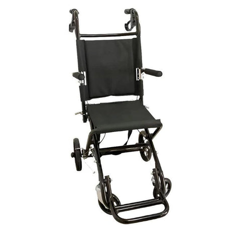Silla de ruedas ultraligera de aluminio con diseño reducido y gran maniobrabilidad, ideal para el traslado de pacientes en espacios estrechos dortomedical