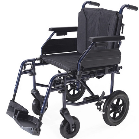 Silla de traslado con puños para acompañante regulables en altura, garantizando una posición correcta y cómoda durante el empuje dortomedical