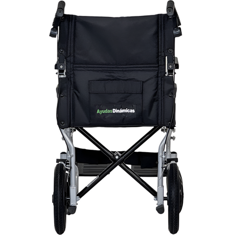 Detalle posterior de silla de ruedas de traslado con sistema de frenado para asistente y empuñaduras ergonómicas dortomedical