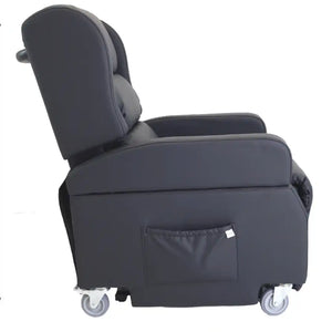 Vista lateral del sillón destacando las 4 ruedas multidireccionales y el diseño compacto de 81 cm de profundidad para pasillos y estancias dortomedical